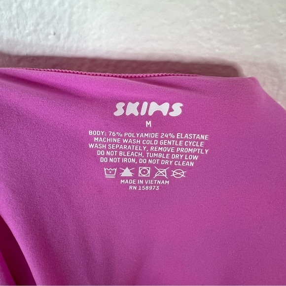 Skims Fitted Crew Neck Tee Hot Pink Fuchsia Stretchy Basic Top Size M Medium - Picture 5 of 5